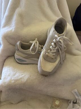 Reebok Women's Light Beige and White Lace-Up Sneakers
